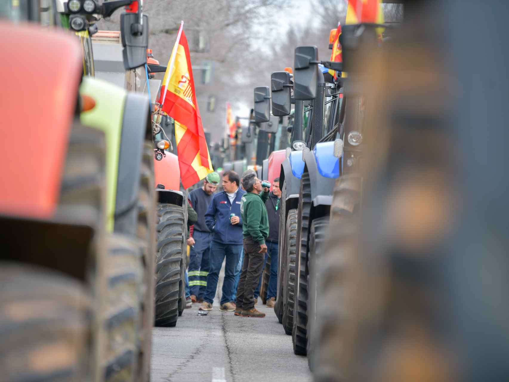 Varios tractores durante la tercera jornada de protestas de los ganaderos y agricultores para pedir mejoras en el sector, en Ciudad Real, Castilla-La Mancha (España).
