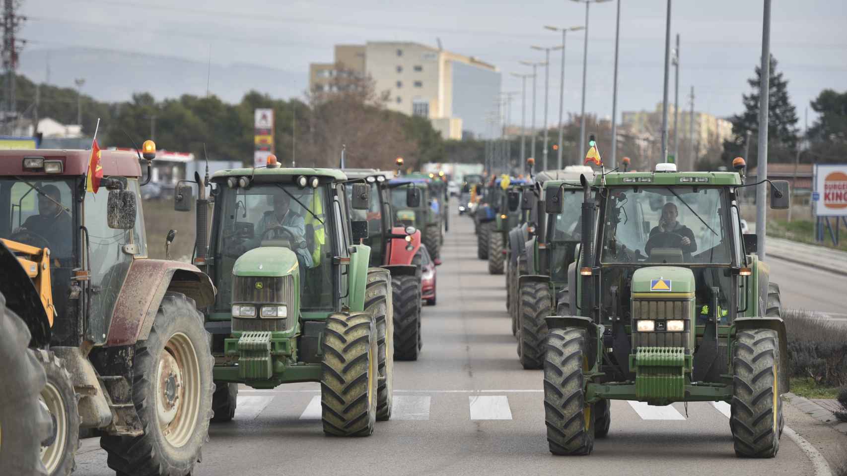 Decenas de tractores durante la tercera jornada de protestas de los ganaderos y agricultores para pedir mejoras en el sector, a 8 de febrero de 2024, en Huesca, Aragón (España).