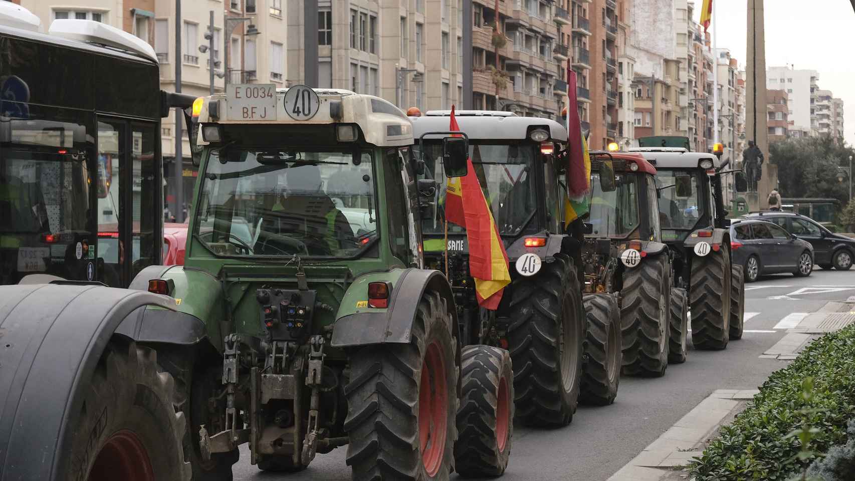 Los tractores se manifiestan por las calles de Logroño antes de mantener la reunión con la Delegada del Gobierno.