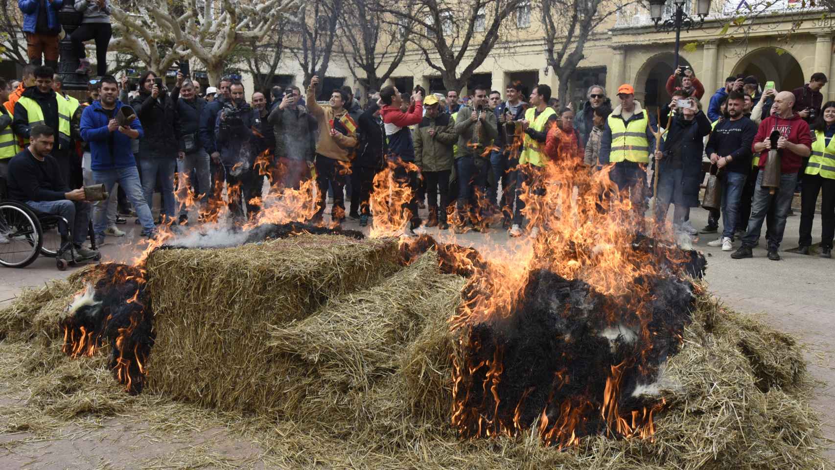 Agricultores durante una manifestación en Huesca que terminó en la Delegación del Gobierno.