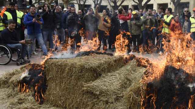 Agricultores durante una manifestación en Huesca que terminó en la Delegación del Gobierno.