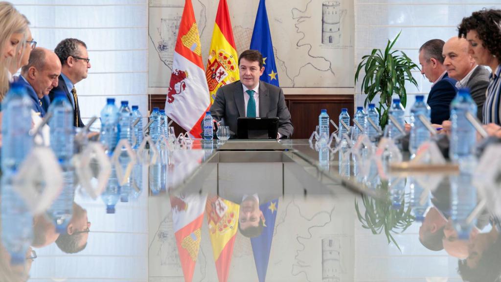 Alfonso Fernández Mañueco, presidente de Castilla y León, reunido con los representantes de las organizaciones agrarias, el pasado 25 de enero.