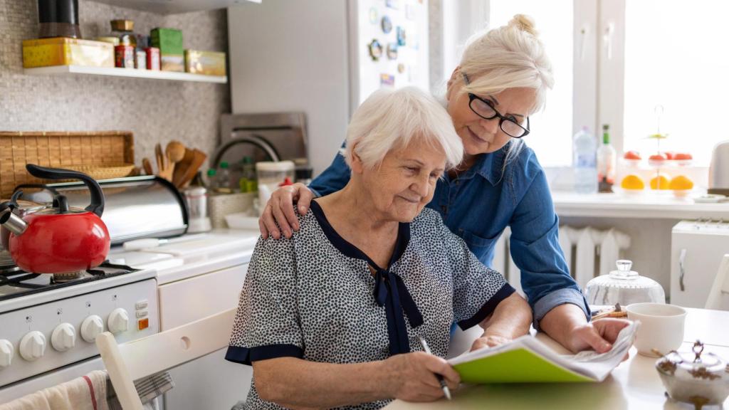 Dos mujeres revisando un documento