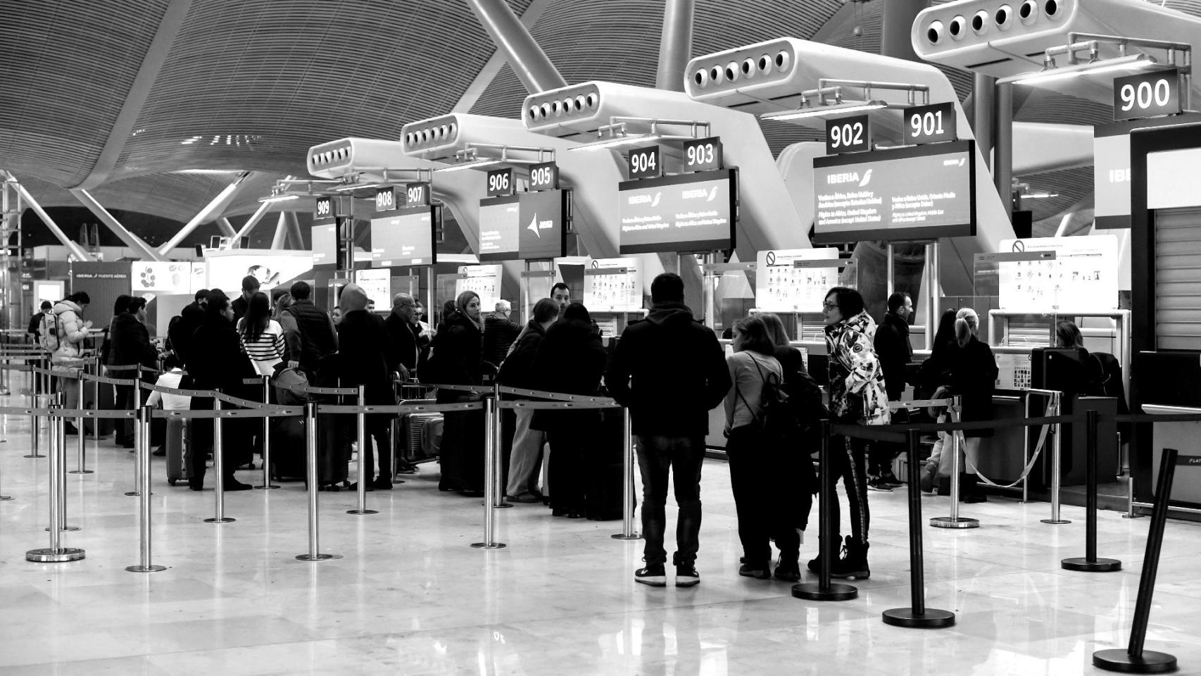 Varios viajeros en el aeropuerto Adolfo Suárez Madrid-Barajas.
