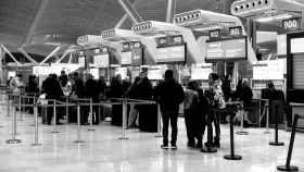 Varios viajeros en el aeropuerto Adolfo Suárez Madrid-Barajas.