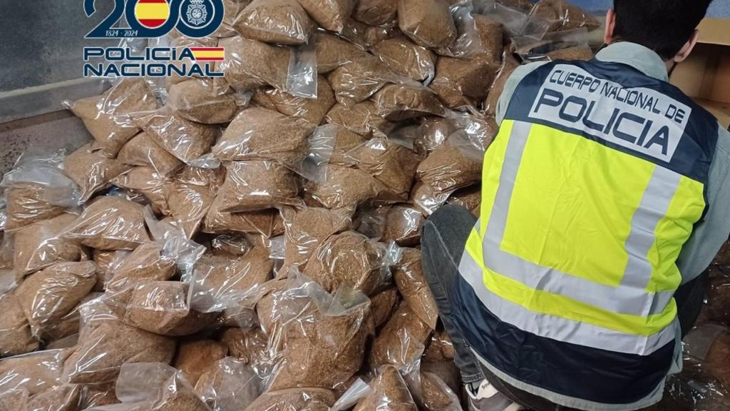 Operación de la Policía Nacional con dos detenidos rtas intervenir picadura de tabaco ilegal.