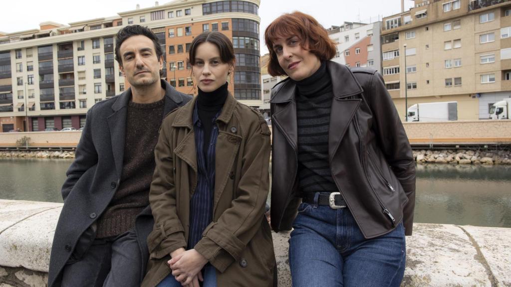 Los actores de 'La chica de nieve': Miki Esparbé, Milena Smit y Aixa Villagrán.