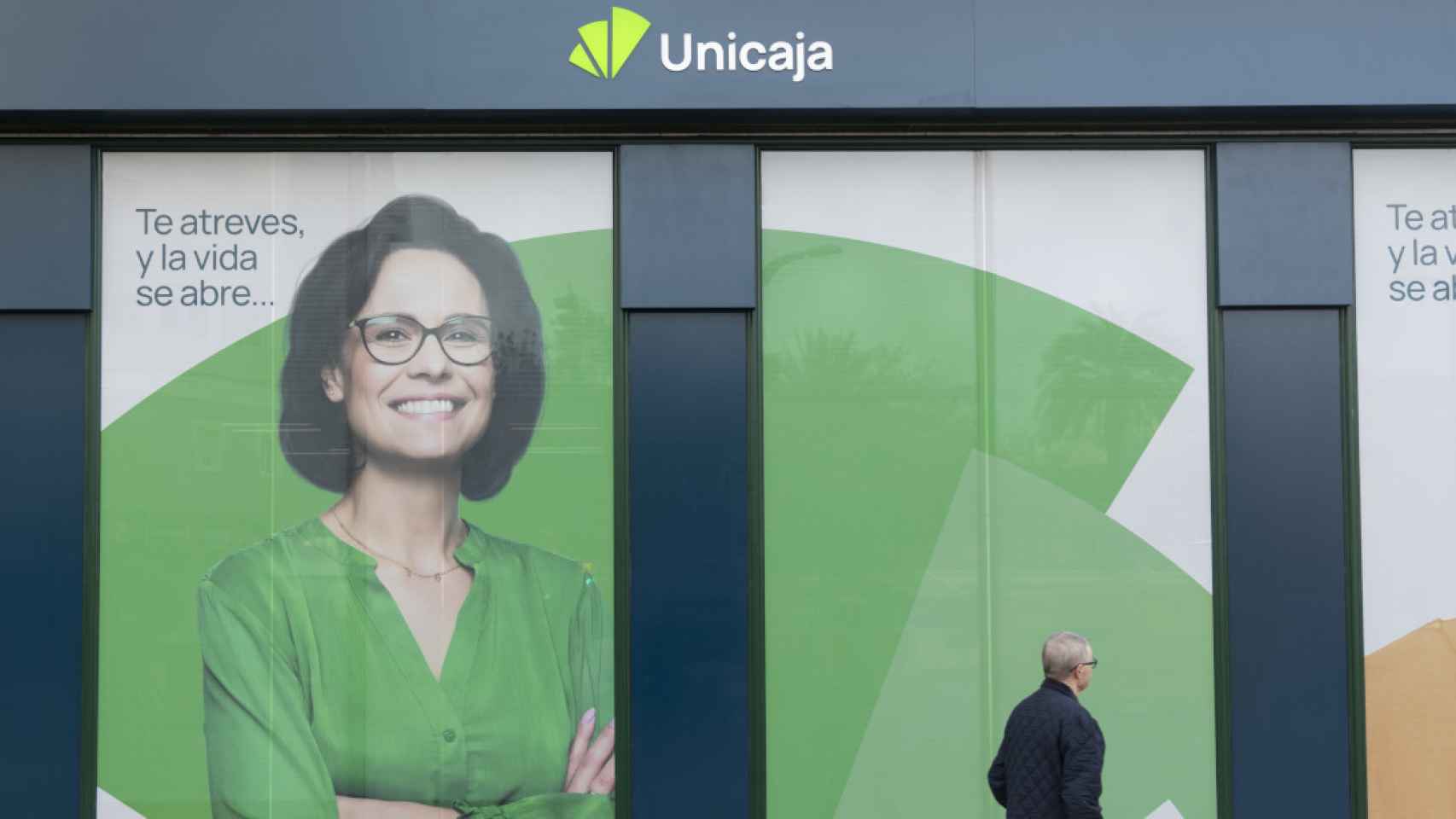 El nuevo logo de Unicaja ya puede verse en las oficinas del banco.