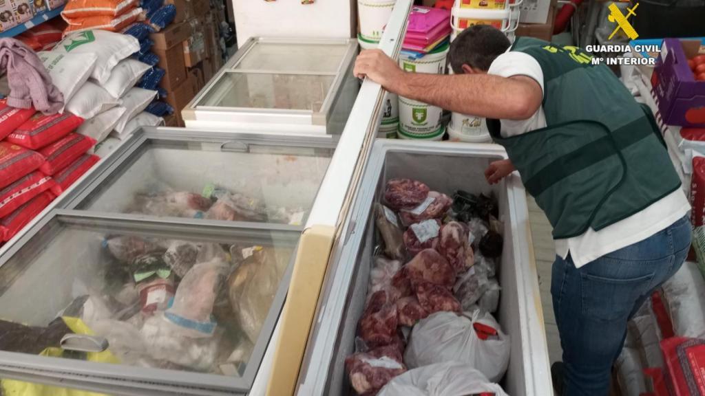 La Guardia Civil observando el arcón.