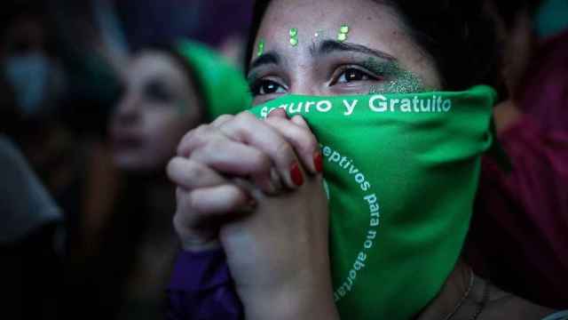 Una joven a la espera de la decisión del Parlamento argentino sobre la ley del aborto en 2020.