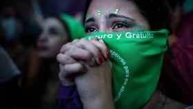 Una joven a la espera de la decisión del Parlamento argentino sobre la ley del aborto en 2020.