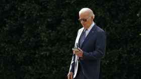 El presidente de Estados Unidos, Joe Biden, mira su teléfono mientras sale de la Casa Blanca, este jueves.