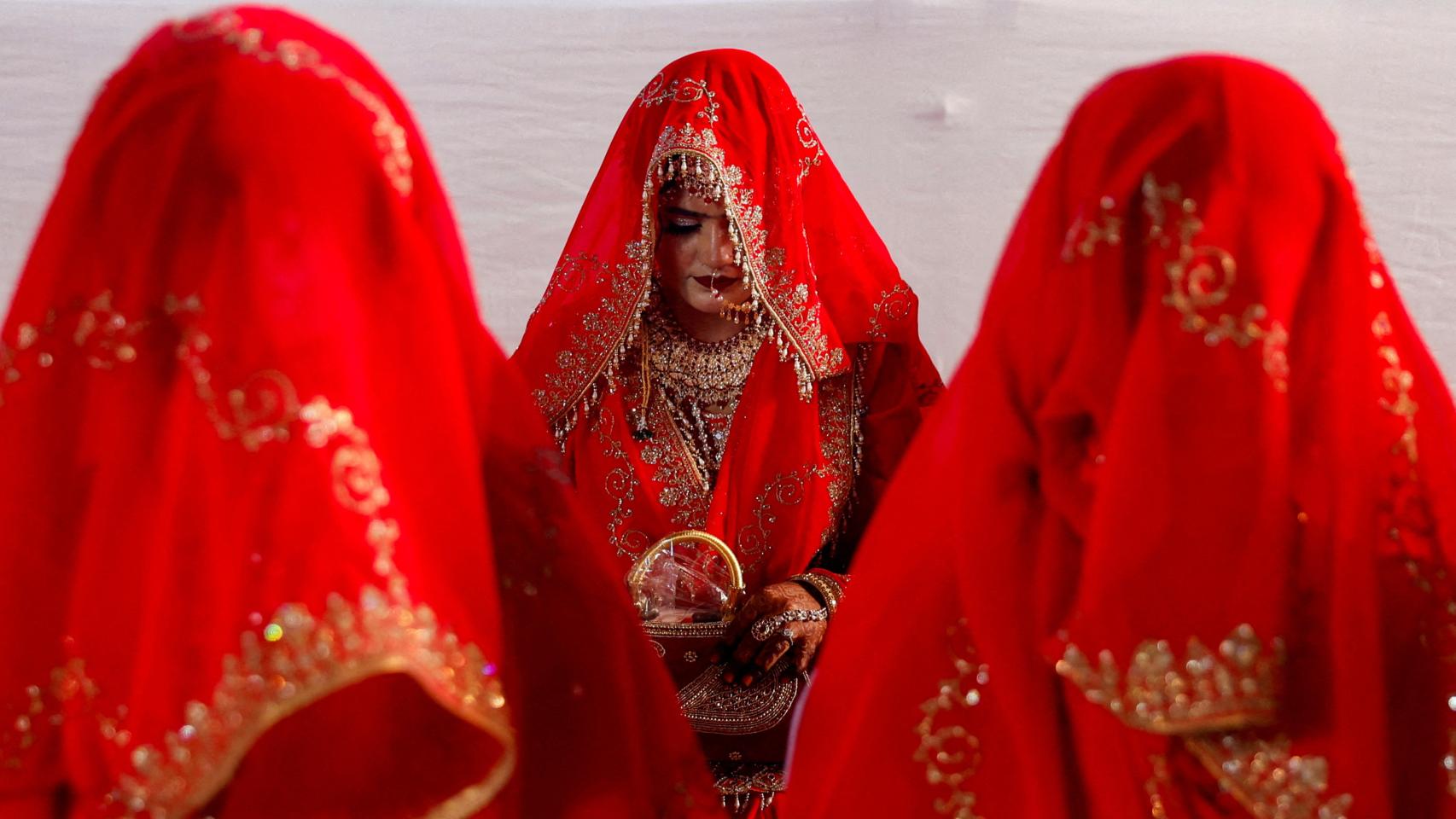 Varias mujeres en una ceremonia matrimonial multitudinaria en Mumbai, India, el 14 de enero de 2024.