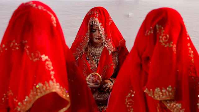 Varias mujeres en una ceremonia matrimonial multitudinaria en Mumbai, India, el 14 de enero de 2024.