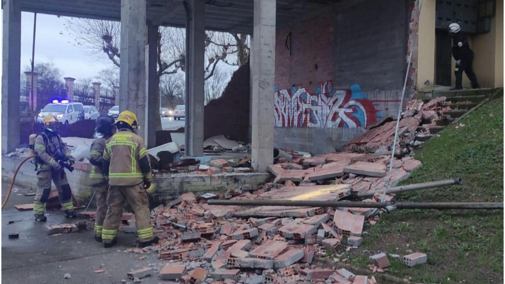 Los Bomberos de Ferrol inspeccionan el lugar donde cayó un muro de ladrillo ocasionando una fuga de gas