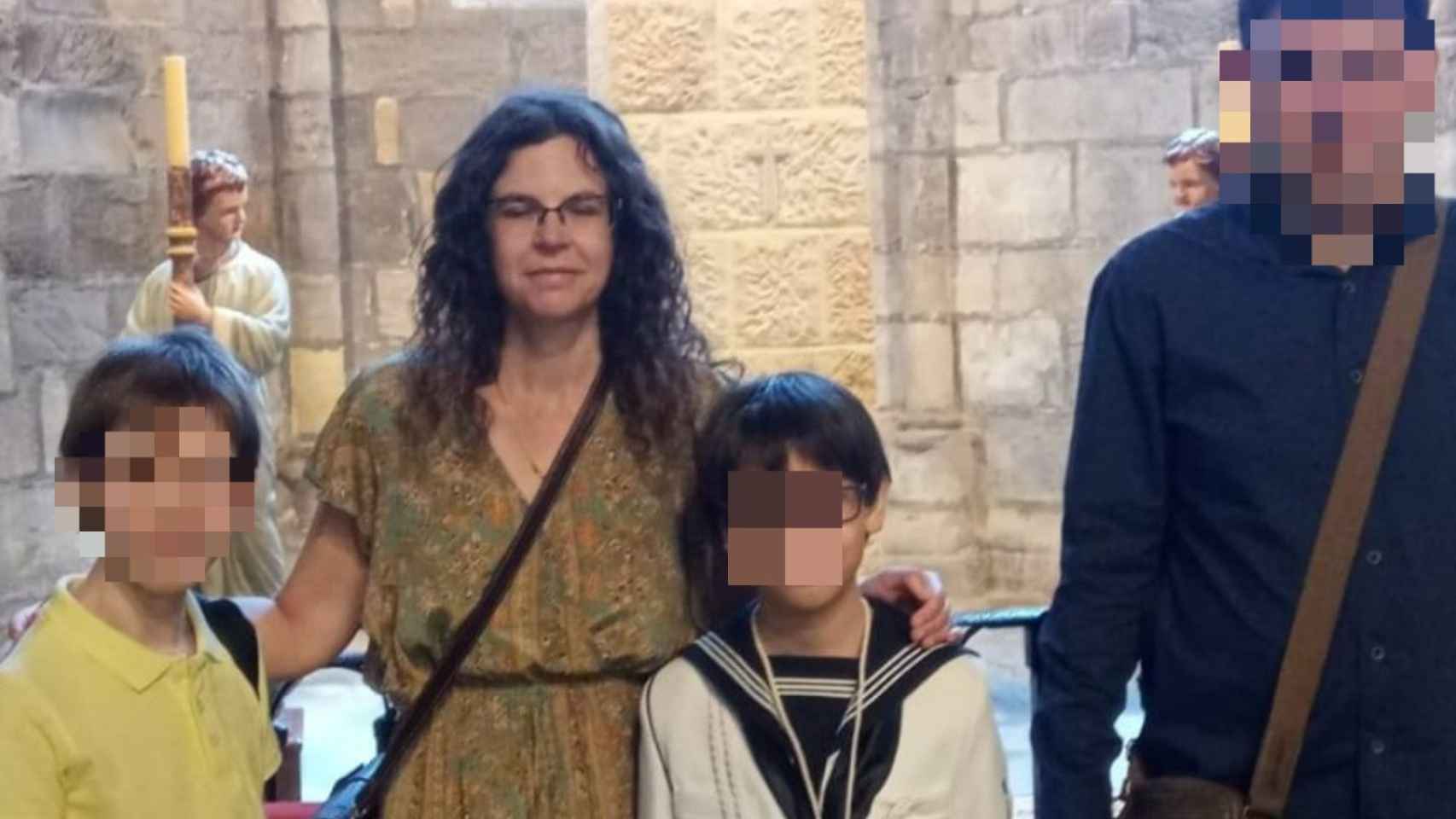 Silvia López, con sus dos hijos, el dia de la comunión de su hijo menor, en 2020.