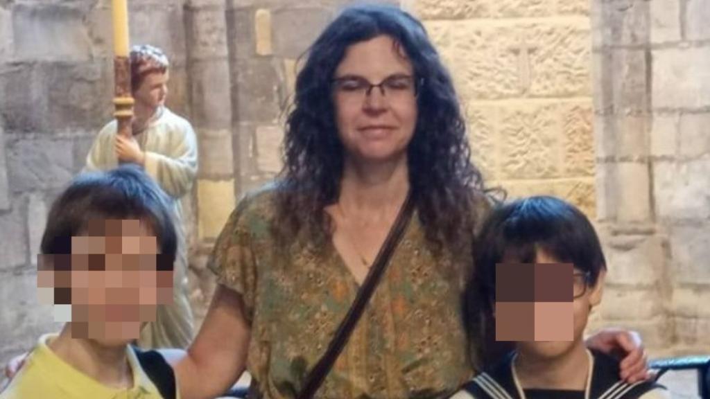 Silvia López, con sus dos hijos, el dia de la comunión de su hijo menor, en 2020