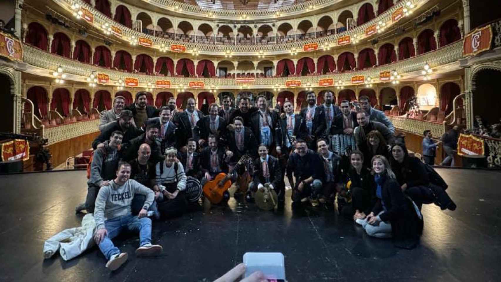 La agrupación de 'El Bizcocho' posa en el escenario del Gran Teatro Falla