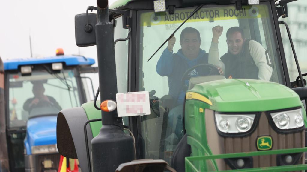 Tractores cortan la carretera SE-3205 de acceso al polígono La Isla de Dos Hermanas (Sevilla).