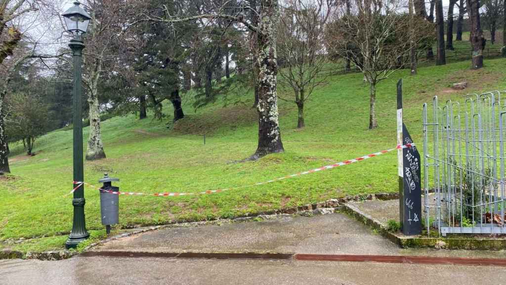 Acceso de Castrelos precintado por el temporal.