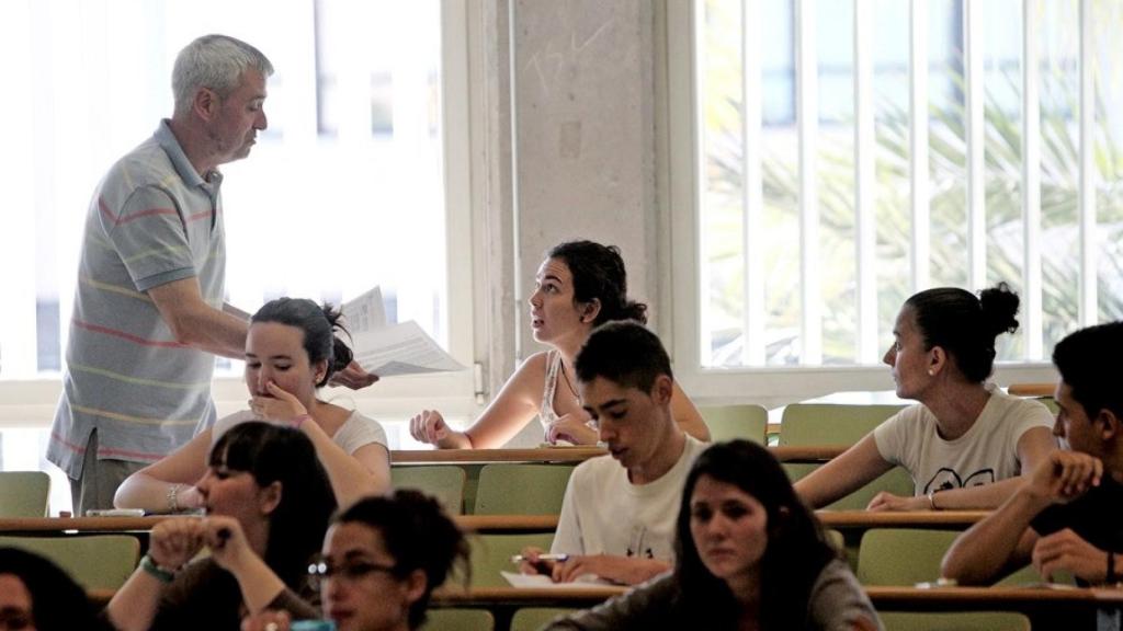 Un profesor reparte un examen, en una imagen de archivo