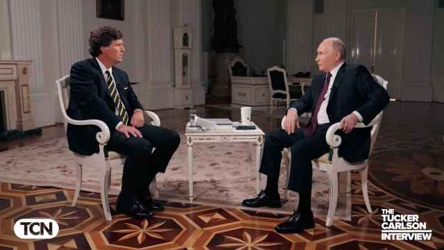 El presidente ruso, Vladímir Putin, y el presentador de televisión estadounidense Tucker Carlson.