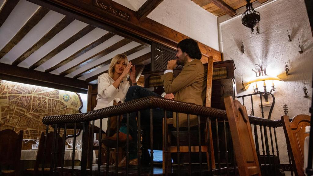 Subidos a la plataforma donde concurrieron treinta tunos... con un armónium al fondo.