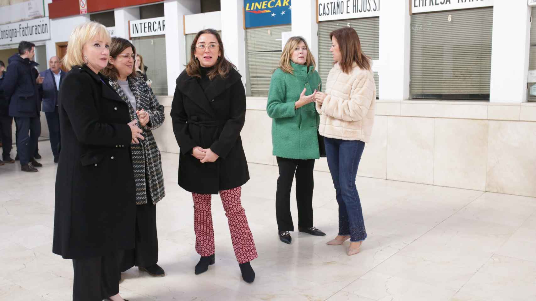 La consejera de Movilidad y Transformación Digital, María González Corral, visita la estación de autobuses de Benavente (Zamora).