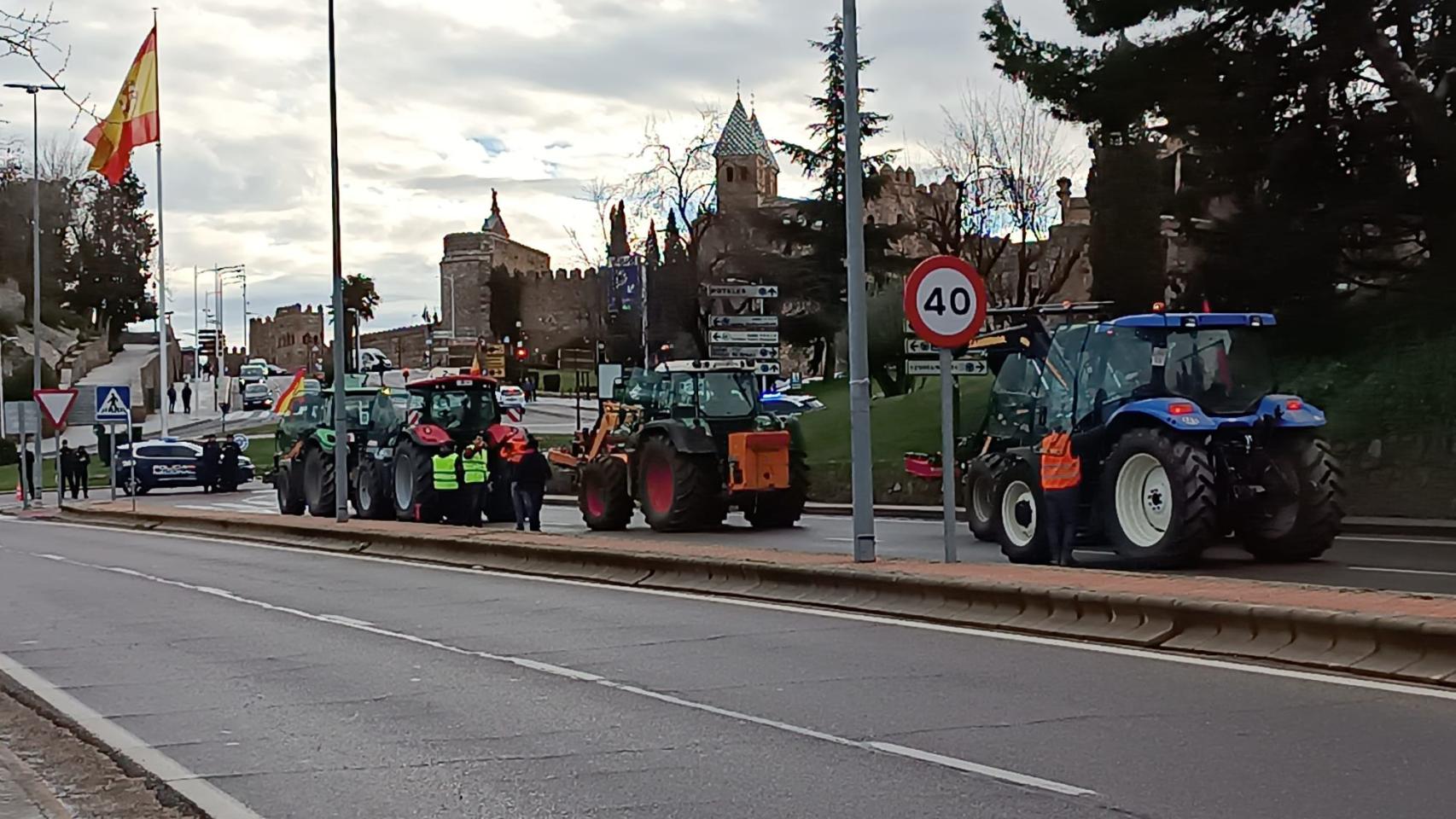 Tractores en la avenida de La Cava de Toledo.