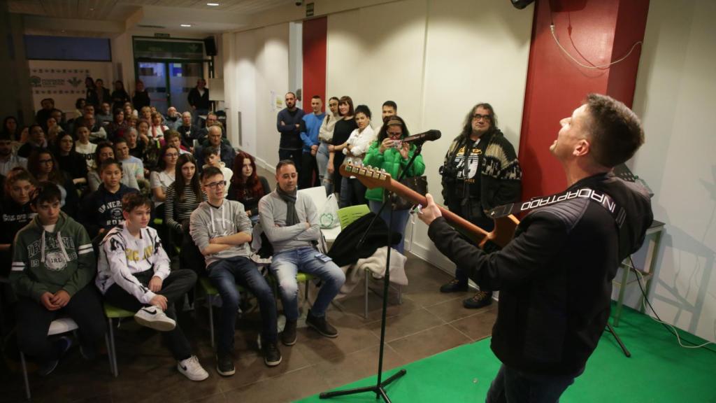 Actuación de Miguel inadaptado durante la Conferencias jóvenes contra el cáncer, testimonios, con motivo del día internacional contra el cáncer
