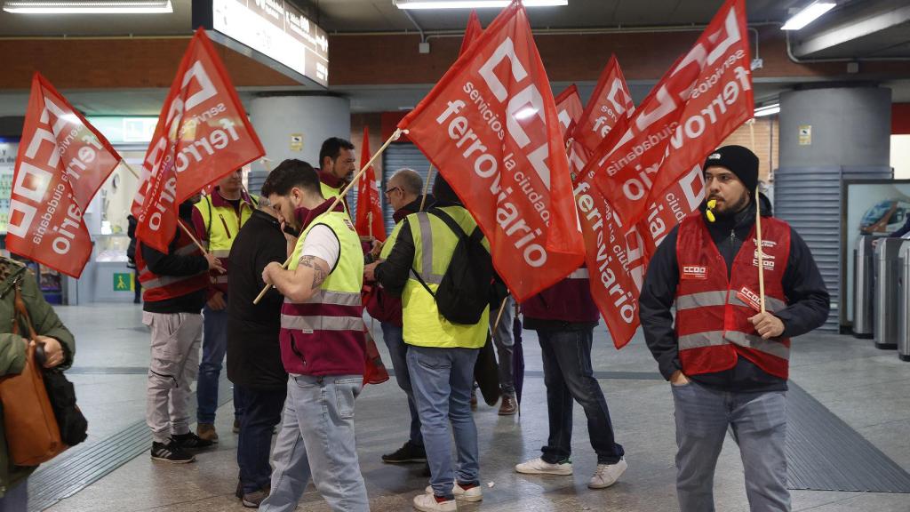 Piquete informativo junto a los tornos de acceso a los trenes de Cercanías en la estación de Madrid-Puerta de Atocha, este viernes