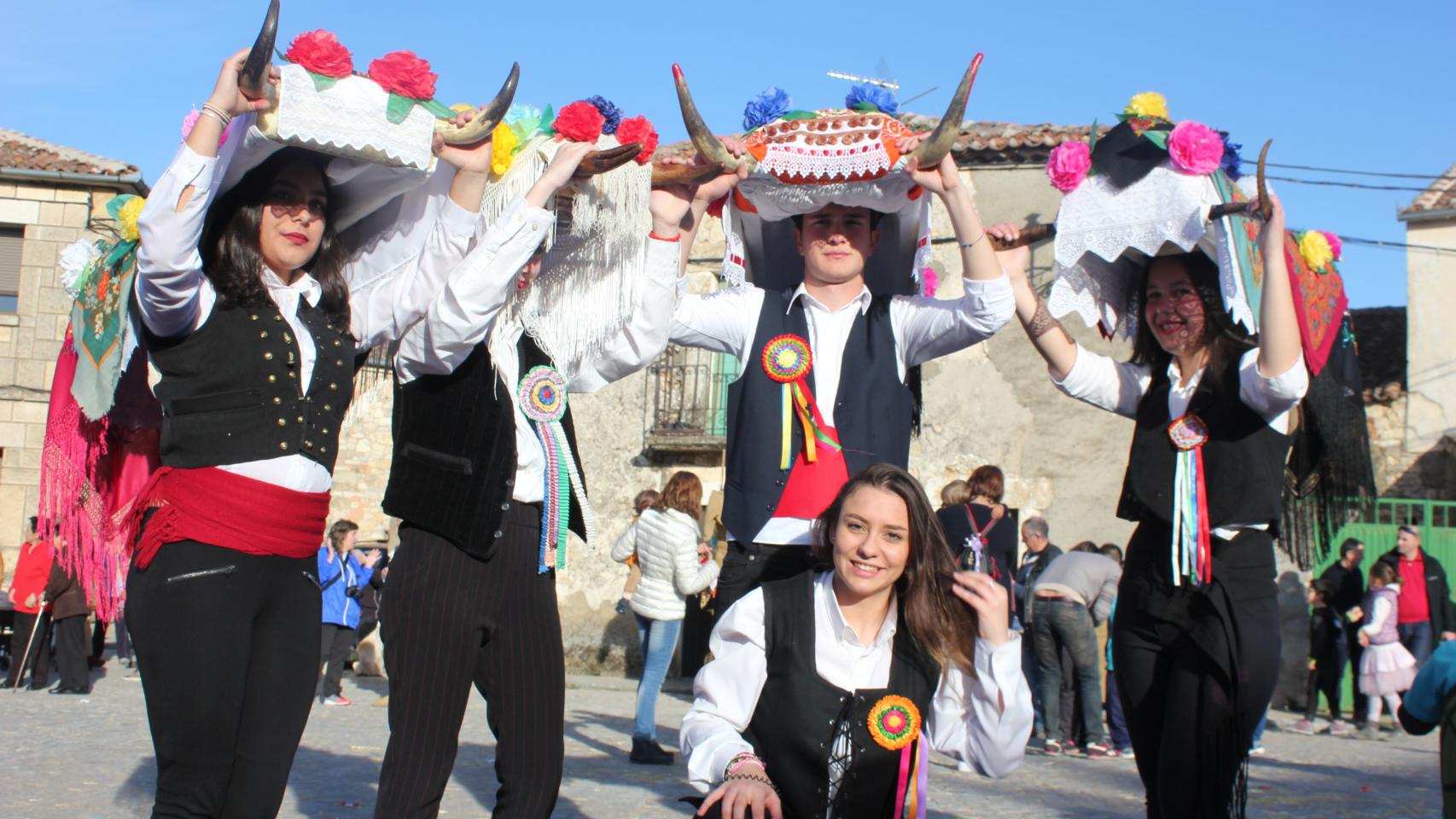 Los quintos portando las vaquillas