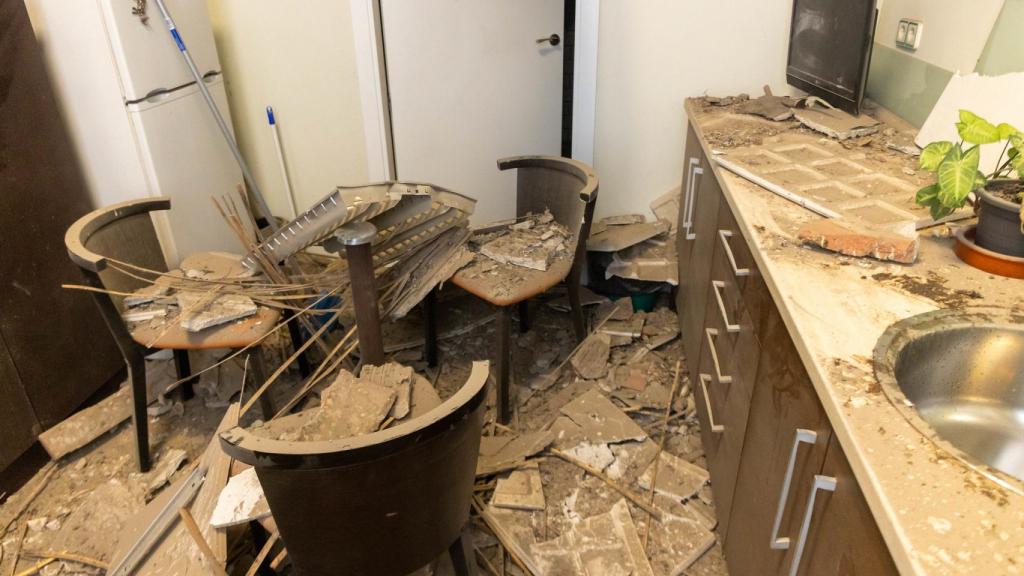 El desprendimiento del falso techo ha causado importantes daños.