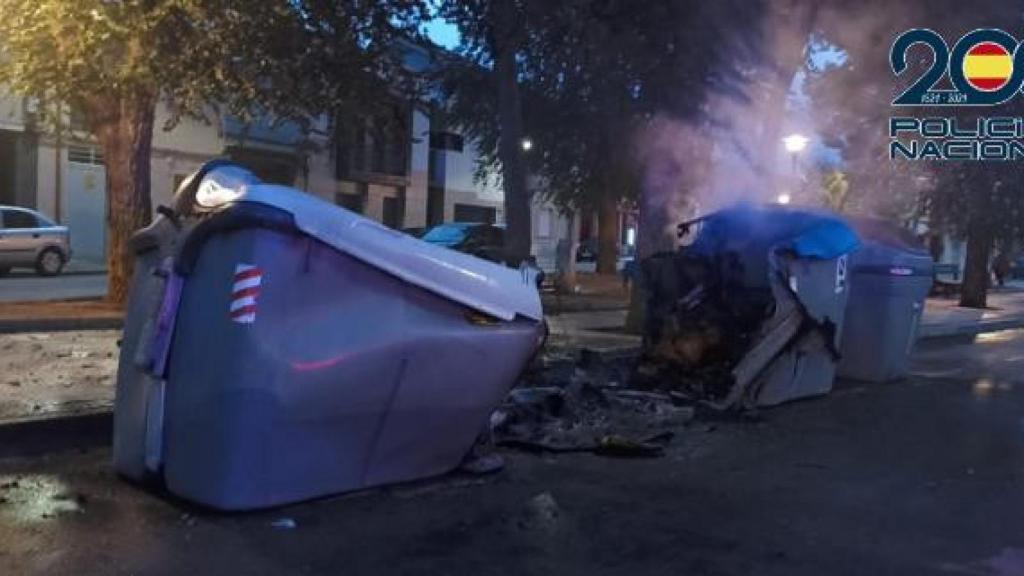 Algunos de los contenedores quemados.