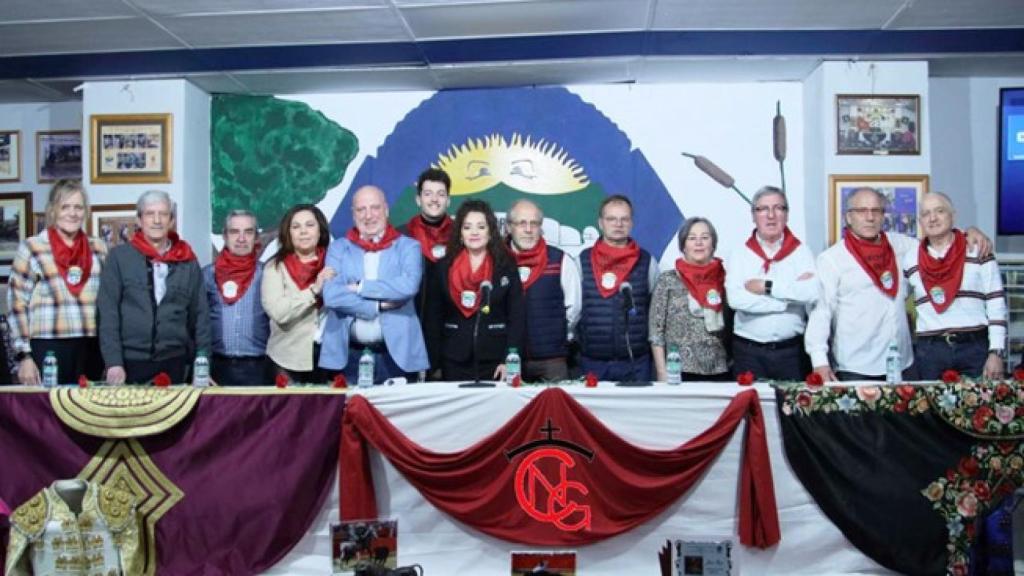 Parte de los componentes de la peña 'El Fregao' que suma 225 socios