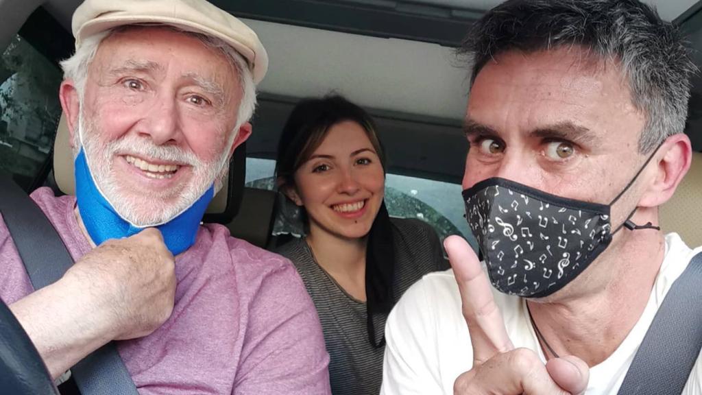 Andrés Caparrós junto a su hijo Alonso y su nieta Claudia en una fotografía publicada en las redes del colaborador.