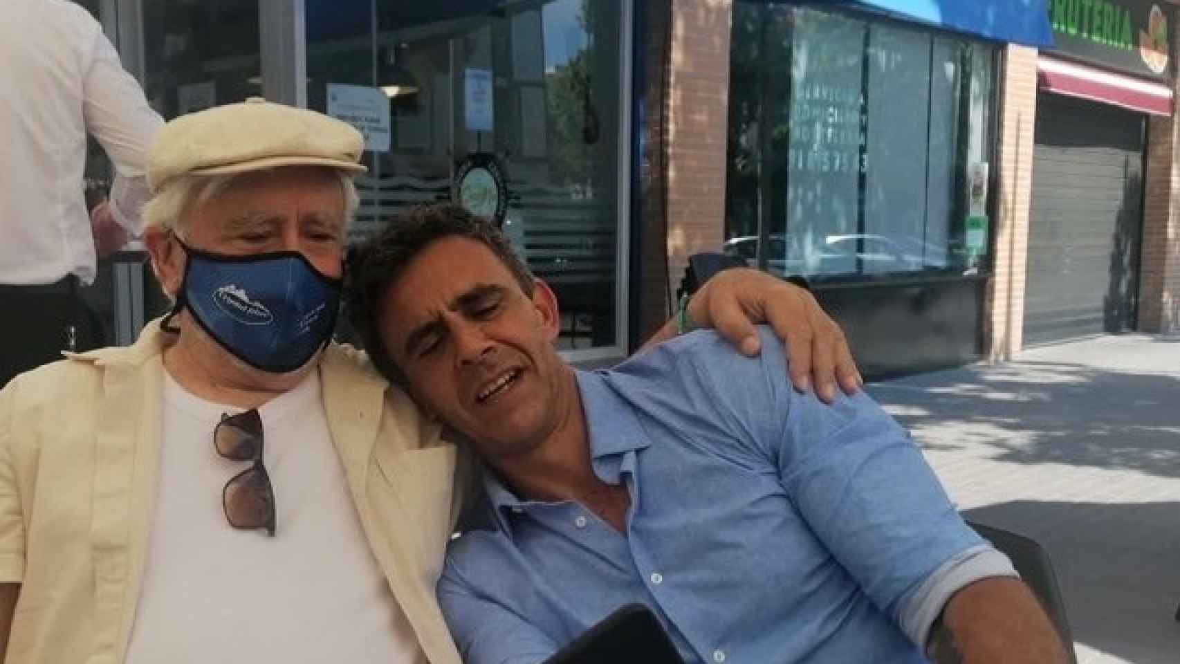 Andrés Caparrós comparte con EL ESPAÑOL esta imagen, en época de pandemia, en la que posa con su hijo Alonso.