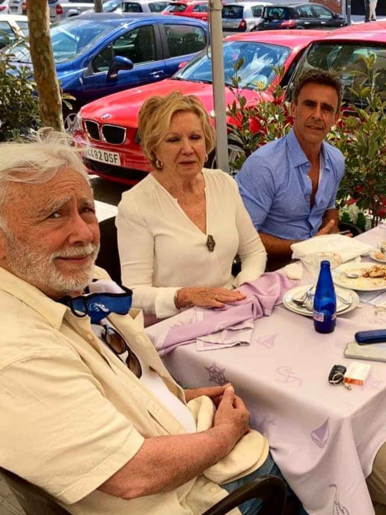 Andrés junto a su esposa, Julia, y su hijo Alonso en una celebración familiar.