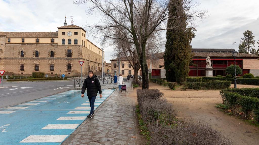 Una de las esculturas que serán reubicadas, al fondo.