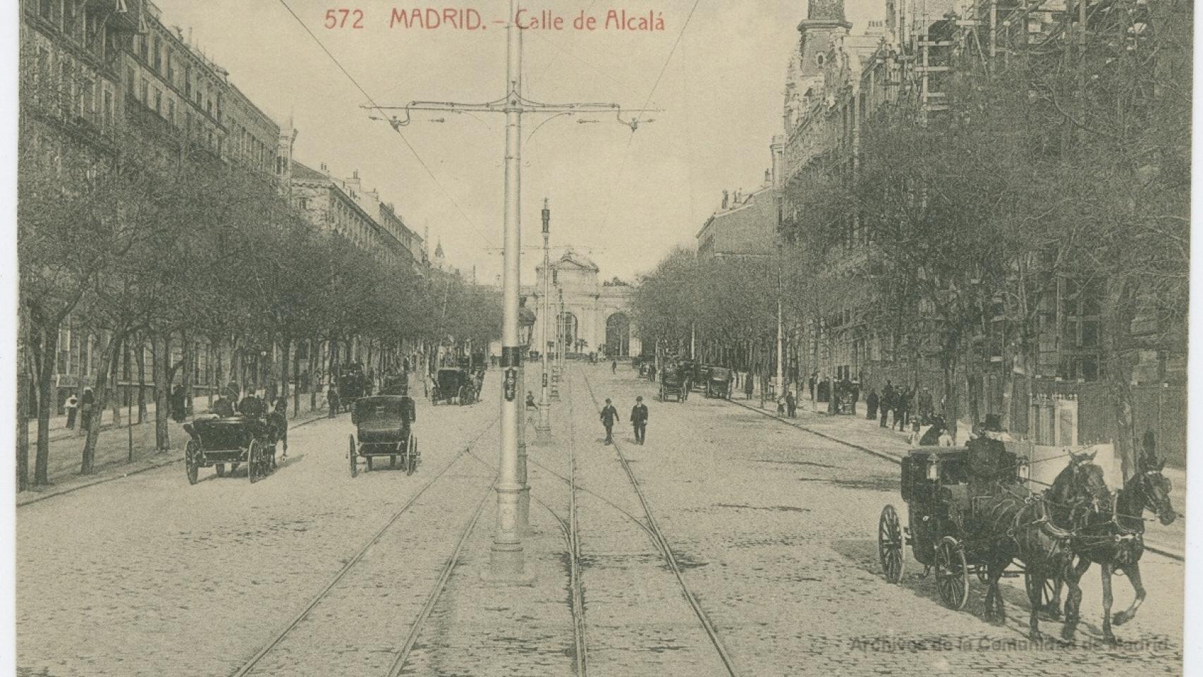 Circulación de coches por la calle de Alcalá, a principios del siglo XX.