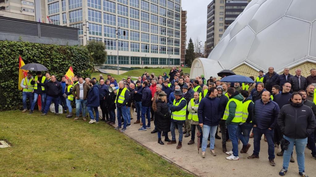 Los agricultores concentrados frente a la Delegación del Gobierno en Castilla y León.