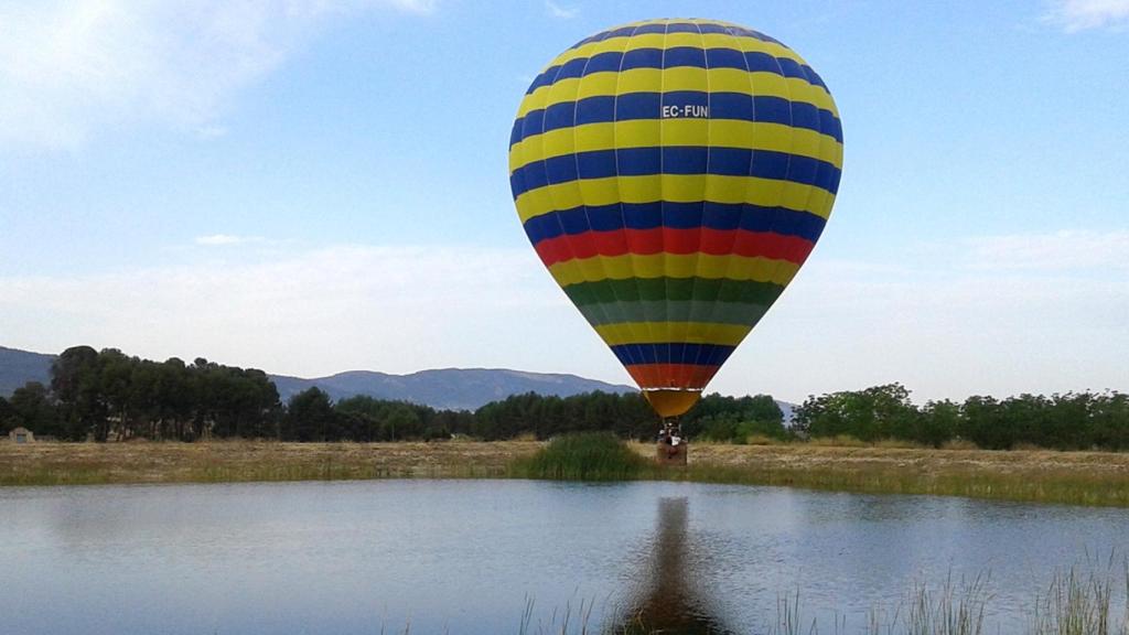 Un globo iniciando su ascenso.