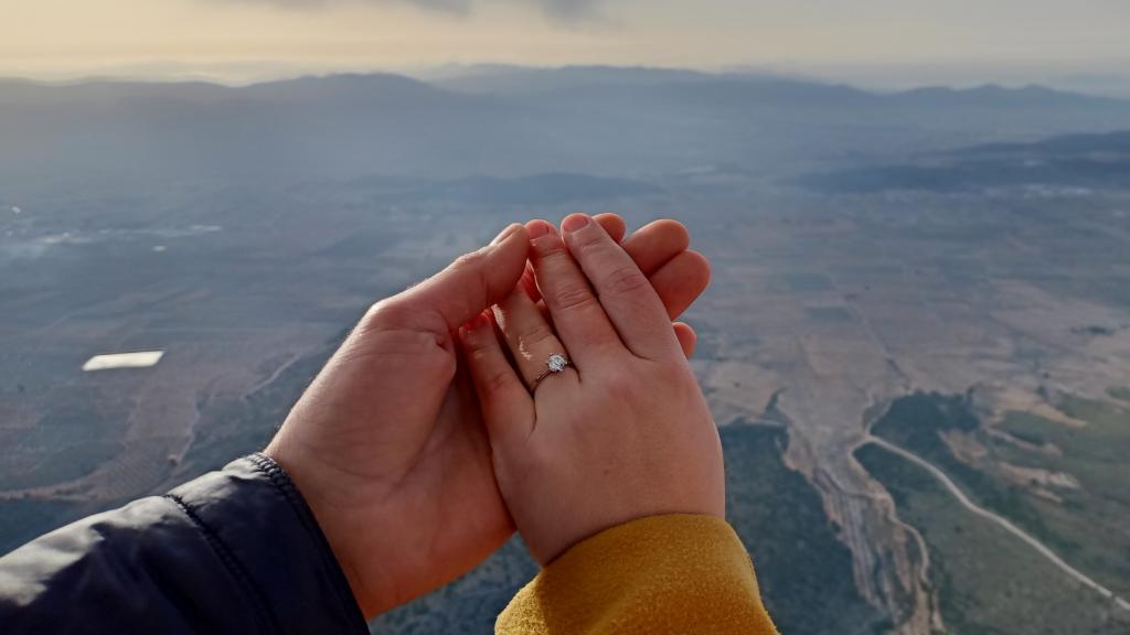 Algunas parejas han aprovechado para realizar su pedida a bordo del globo.