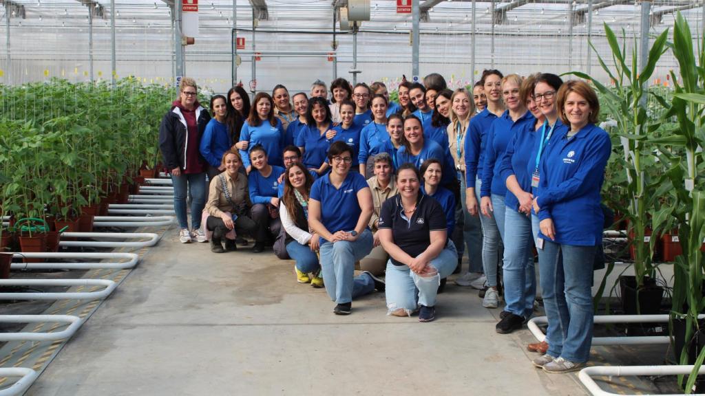 Eva Guzmán junto a su equipo del  invernadero del centro de La Rinconada en Sevilla.