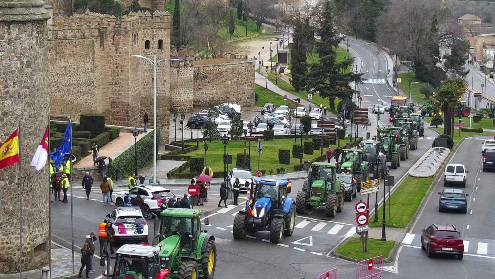 Tractores en las inmediaciones de la Puerta de Bisagra en Toledo.