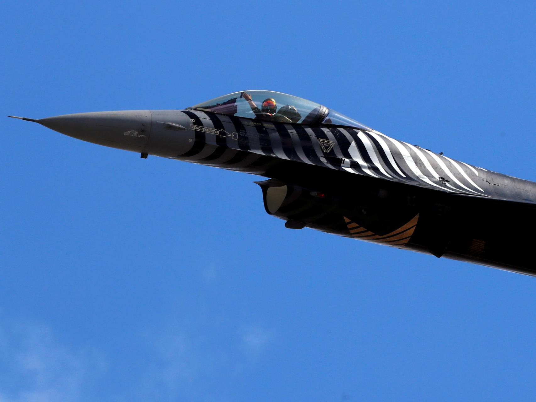 Un ensayo de vuelo del F-16, el modelo ambicionado por Turquía.