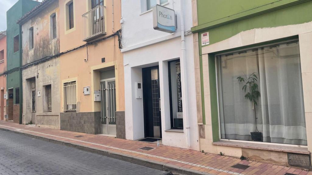 De blanco, en el centro de la imagen, el negocio de estética de Mery Bas.