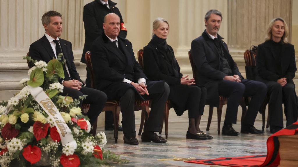 Los familiares de Víctor Manuel de Saboya en la capilla ardiente.