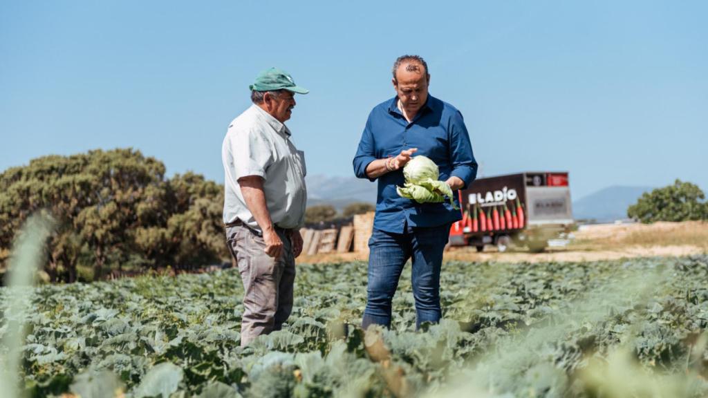 Paco García junto a uno de los productores.