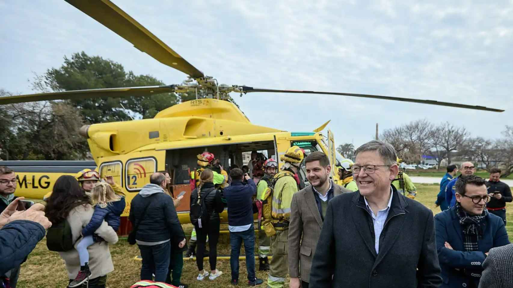 Ximo Puig, junto a un helicóptero durante su etapa como presidente. EE